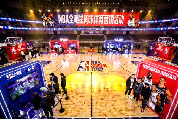 NBA全明星周末体育营销活动 - 篮球场上的大型活动，品牌展示与球迷互动